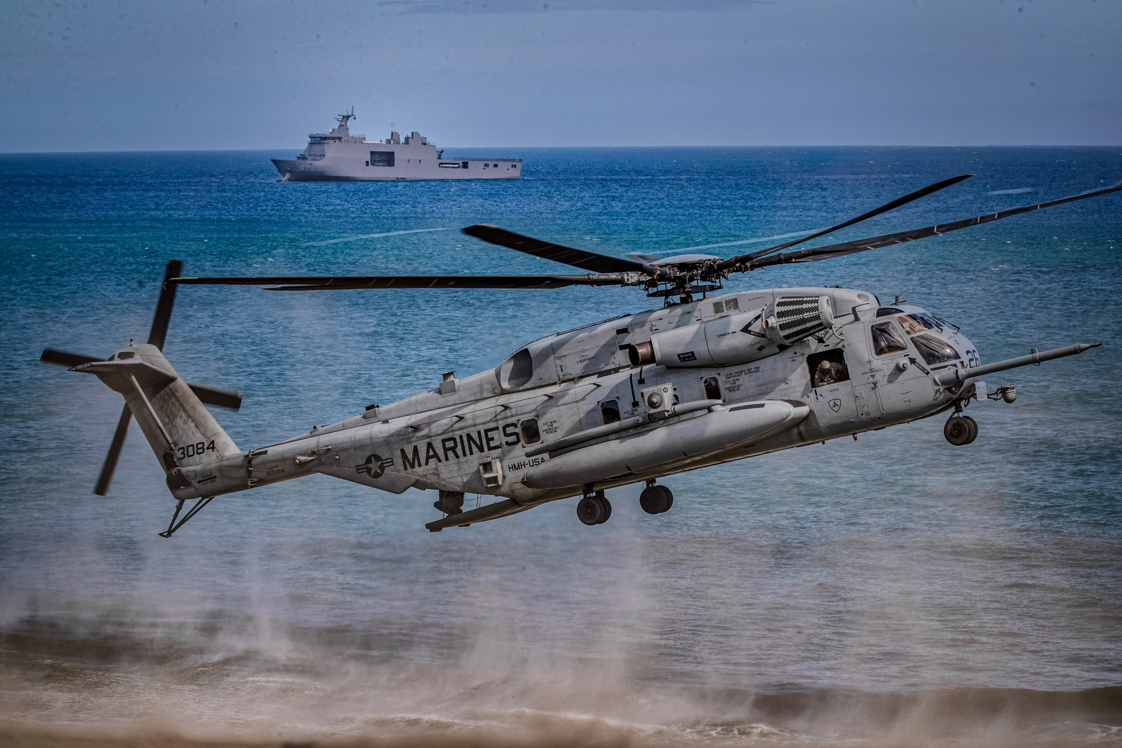 Một chiếc trực thăng CH53 của Thủy quân lục chiến Hoa Kỳ cất cánh trong một cuộc tập trận chung Hoa Kỳ-Philippines ngoài khơi Biển Đông ở Claveria, tỉnh Cagayan, Philippines, vào ngày 31/03/2022. (Ảnh: Ezra Acayan/Getty Images)