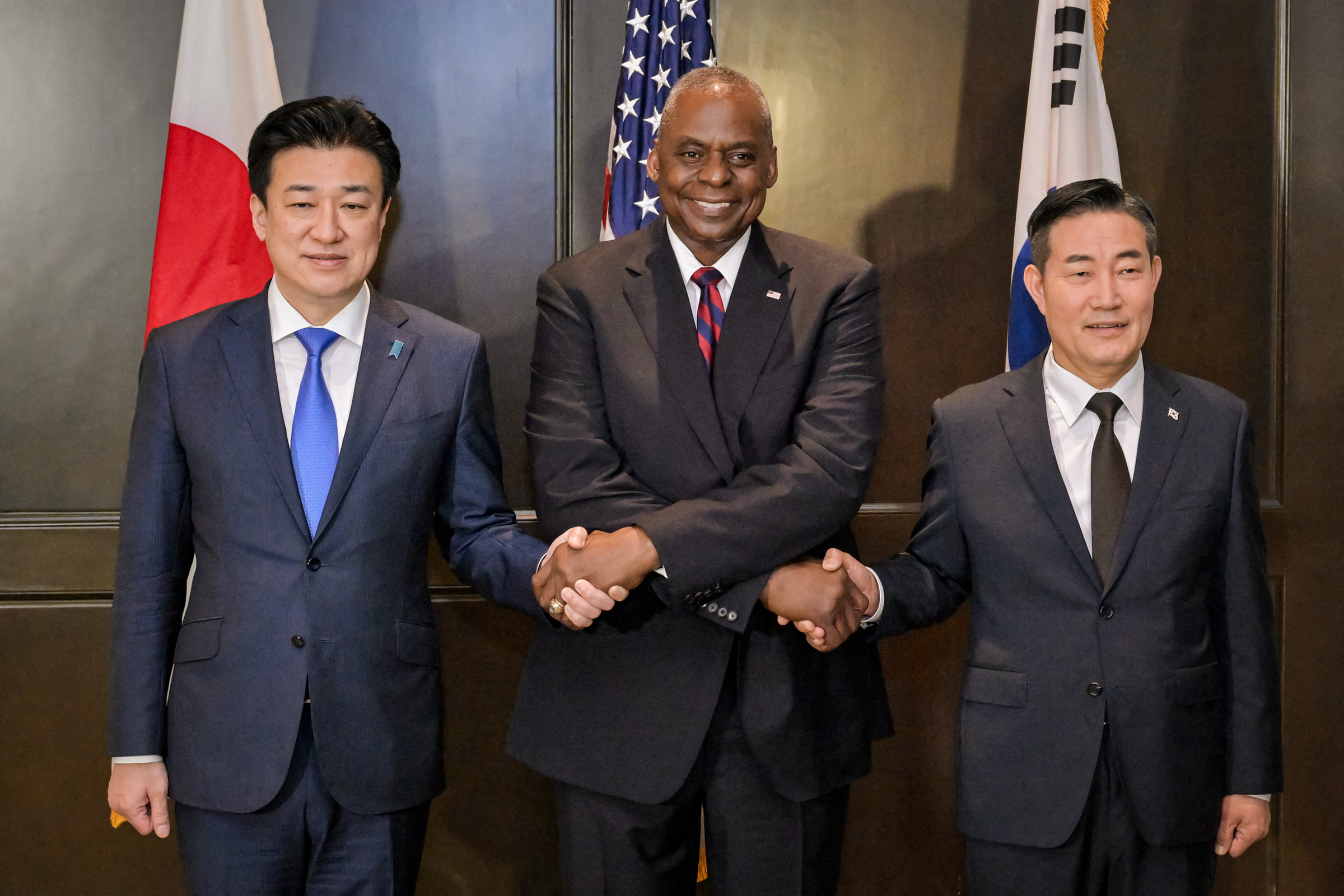 (Từ trái sang phải) Bộ trưởng Quốc phòng Nhật Bản Minoru Kihara, Bộ trưởng Quốc phòng Hoa Kỳ Lloyd Austin, và Bộ trưởng Quốc phòng Nam Hàn Shin Won-sik tham dự cuộc gặp ba bên trong khuôn khổ Hội nghị Thượng đỉnh Đối thoại Shangri-La ở Singapore, hôm 02/0/2024. (Ảnh: Caroline Chia/Pool/AFP qua Getty Images)