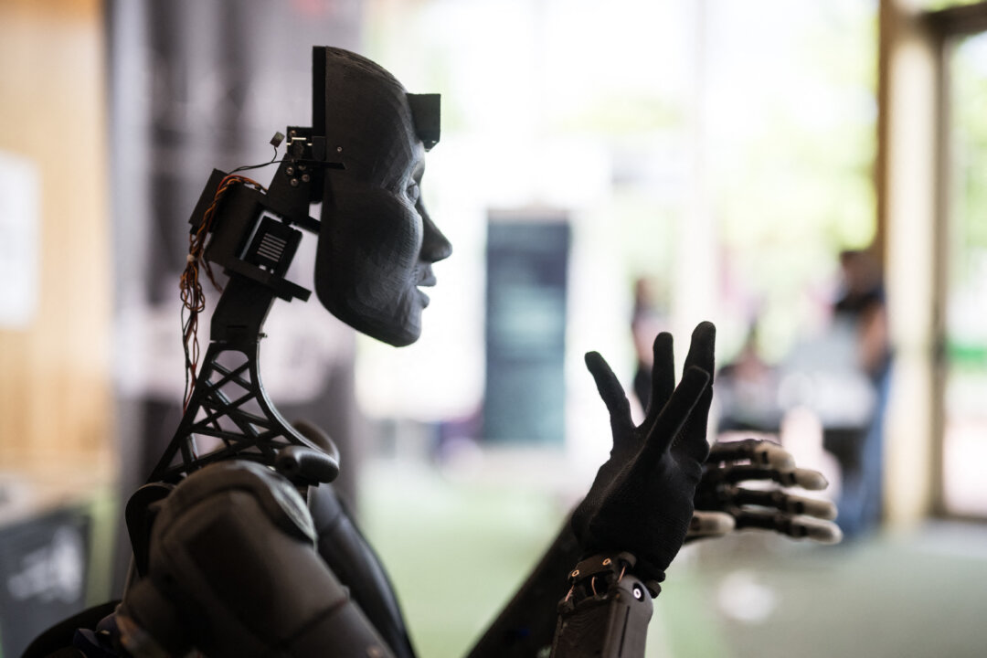 Một robot được trợ giúp bởi trí tuệ nhân tạo được trưng bày tại một gian hàng trong Hội nghị thượng đỉnh Toàn cầu AI for Good của Liên minh Viễn thông Quốc tế (ITU) ở Geneva, Thụy Sĩ, hôm 30/05/2024. (Ảnh: Fabrice Coffrini/AFP qua Getty Images)