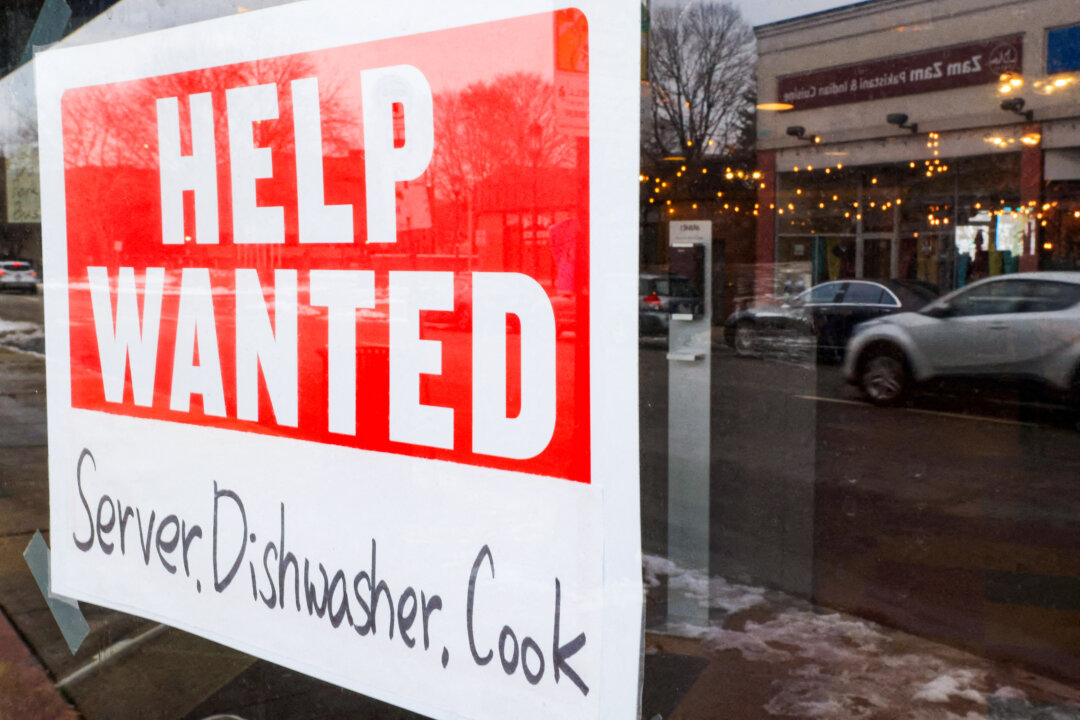 Một tấm biển “Cần tuyển dụng” treo trên cửa sổ một nhà hàng ở Medford, Massachusetts, ngày 25/01/2023. (Ảnh: Brian Snyder/Reuters)