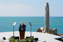 Hôm 07/06/2024, Tổng thống Joe Biden có bài diễn văn tại Pointe du Hoc, nơi mà những người lính biệt kích của Lục quân Hoa Kỳ đã leo lên những vách đá cao hơn 100 feet trong sự kiện D-Day để phá hủy một vị trí phòng thủ kiên cố của Đức tại Pointe du Hoc, gần Le Bavent, Pháp. (Ảnh: Elizabeth Frantz/Reuters)