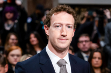 Người sáng lập kiêm Tổng giám đốc điều hành Meta Mark Zuckerberg đến làm chứng trước Ủy ban Tư pháp Thượng viện ở Hoa Thịnh Đốn hôm 31/01/2024. (Ảnh: Madalina Vasiliu/The Epoch Times)