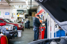 Một thợ sửa xe hơi đứng bên bàn làm việc tại một cơ sở bảo dưỡng xe hơi ở Louisville, Kentucky, ngày 13/01/2022. (Ảnh: Jon Cherry/Getty Images)