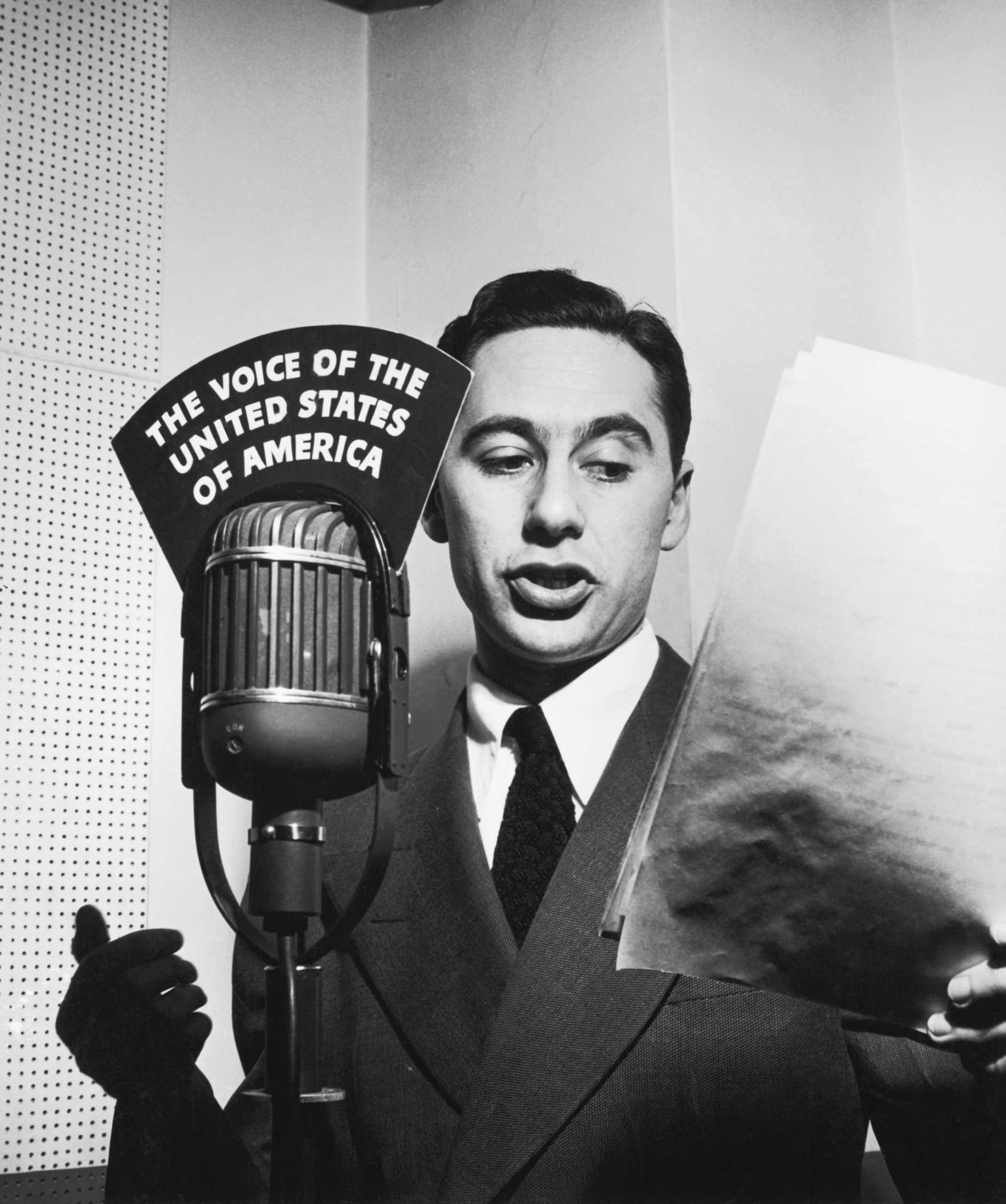 Cố văn sĩ và phát thanh viên gốc Nga Victor Franzusoff (1911–1996) phát thanh tới Liên Xô từ trường quay của Đài Tiếng nói Hoa Kỳ ở thành phố New York, vào ngày 12/03/1948. (Ảnh: FPG/Hulton Archive/Getty Images)