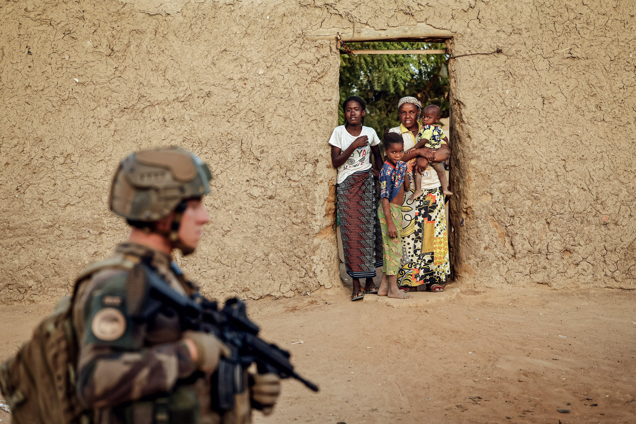 Một binh sỹ Pháp tuần tra trên đường phố Gao, Mali, vào ngày 4/12/2021. (Ảnh: Thomas Coex/AFP qua Getty Images)