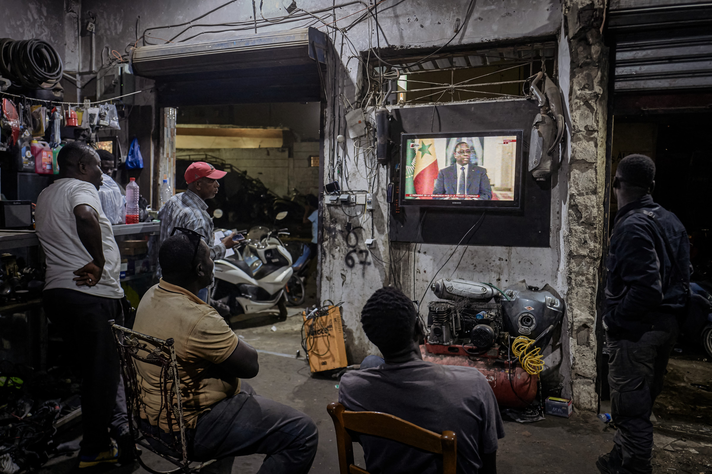 Người dân xem truyền hình trực tiếp phiên tòa xét xử cựu Tổng thống Bờ Biển Ngà Laurent Gbagbo ở Abidjan, Bờ Biển Ngà, vào ngày 28/01/2016. (Ảnh: Sia Kambou/AFP qua Getty Images)