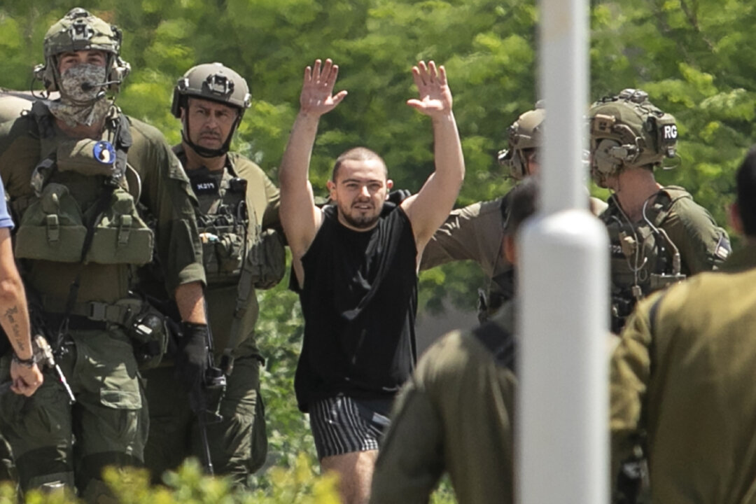 Anh Almog Meir bị bắt cóc từ Israel trong một cuộc tấn công của Hamas vào ngày 07/10/2023, giơ tay sau khi đến Trung tâm Y tế Sheba ở Ramat Gan, Israel, bằng trực thăng, hôm 08/06/2024. (Ảnh: Tomer Appelbaum/AP Photo)