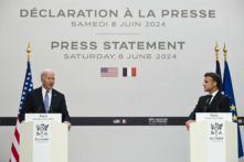 Tổng thống Joe Biden (trái) và Tổng thống Pháp Emmanuel Macron nói chuyện với giới truyền thông trong các thông cáo báo chí sau cuộc họp song phương trong khuôn khổ chuyến thăm cấp quốc gia tới Pháp của Tổng thống Biden, tại Dinh Tổng thống ở Điện Elysee, Paris, hôm 08/06/2024. (Ảnh: Saul Loeb/AFP)