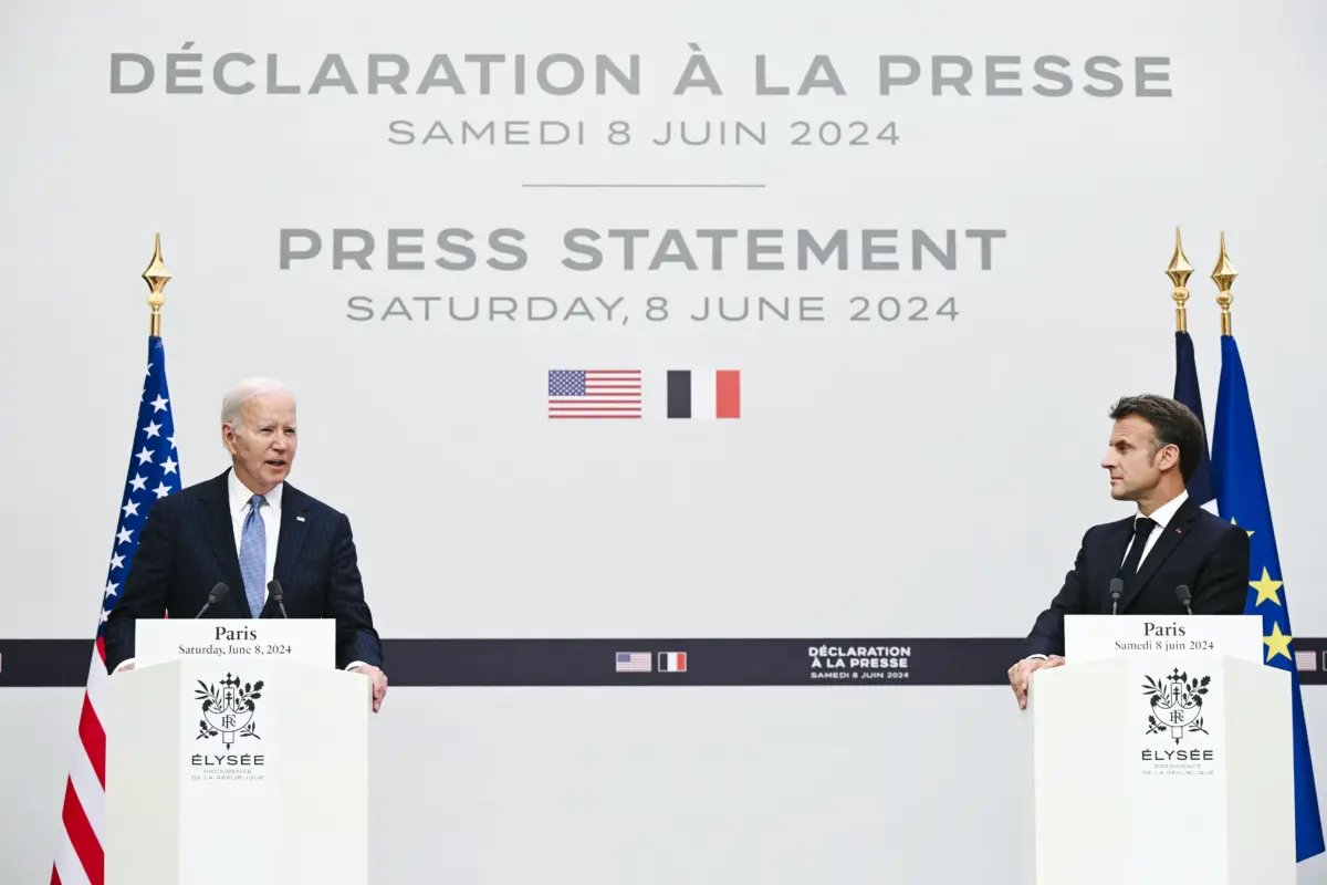 Tổng thống Hoa Kỳ Joe Biden (trái) và Tổng thống Pháp Emmanuel Macron nói trước giới truyền thông trong sự kiện thông cáo báo chí sau một cuộc gặp song phương thuộc khuôn khổ chuyến thăm cấp quốc gia của Tổng thống Biden tới Pháp tại Cung điện Tổng thống Elysée ở Paris, hôm 08/06/2024. (Ảnh: Saul Loeb/AFP qua Getty Images)