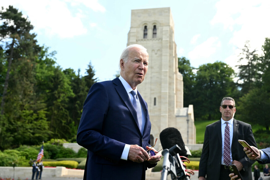 Tổng thống Joe Biden nói với các đại diện truyền thông trong chuyến thăm Nghĩa trang người Mỹ Aisne-Marne để tưởng nhớ những người lính Mỹ đã hy sinh trong Đệ nhất Thế chiến, tại Belleau, Pháp, hôm 09/06/2024. (Ảnh: Saul Loeb/AFP)