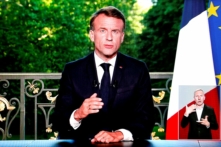 Ảnh chụp màn hình Tổng thống Pháp Emmanuel Macron đọc bài diễn văn trước toàn quốc trên truyền hình tại Paris, hôm 09/06/2024, trong đó ông tuyên bố sẽ giải tán Hạ viện và kêu gọi tổ chức cuộc tổng tuyển cử mới vào ngày 30/06. (Ảnh: Ludovic Marin/AFP qua Getty Images)