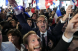 Những người ủng hộ Đảng Tập hợp Quốc gia (National Rally) cánh hữu của Pháp phản ứng tại trụ sở chính đêm bầu cử của đảng này ở Paris hôm 09/06/2024. (Ảnh: AP Photo/Lewis Joly)