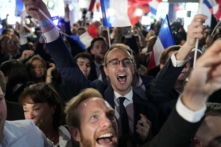 Những người ủng hộ Đảng Tập hợp Quốc gia (National Rally) cánh hữu của Pháp phản ứng tại trụ sở chính đêm bầu cử của đảng này ở Paris hôm 09/06/2024. (Ảnh: AP Photo/Lewis Joly)