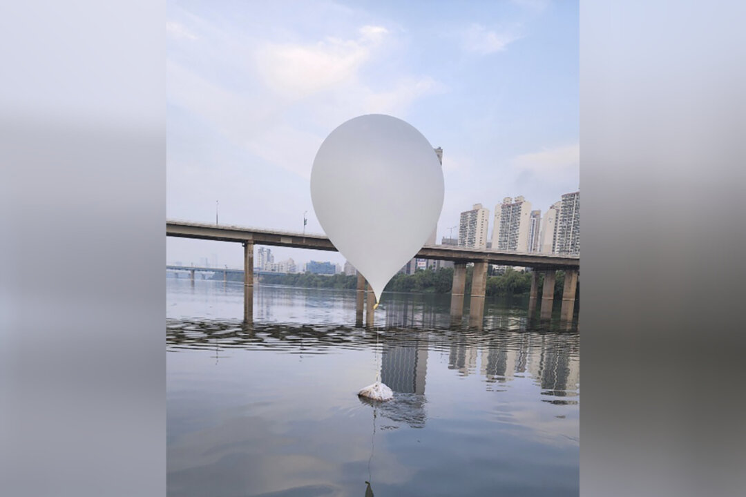 Một trái bóng bay được xem là do Bắc Hàn thả xuống sông Hàn ở Seoul, Nam Hàn, hôm 09/06/2024. (Ảnh: Hội đồng tham mưu trưởng liên quân Nam Hàn qua AP)