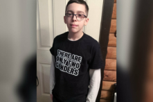 Liam Morrison, học sinh bị cấm một áo T-shirt ghi dòng chữ “hai giới tính” đến trường, trong một bức ảnh chụp. (Ảnh: Được đăng dưới sự cho phép của Liên minh Bảo vệ Tự do)