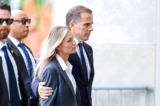Ông Hunter Biden, con trai của Tổng thống Joe Biden, cùng với vợ là bà Melissa Cohen Biden, trở lại tòa án tại Tòa nhà Liên bang J. Caleb Boggs ở Wilmington, Delaware, hôm 11/06/2024. (Ảnh: Anna Moneymaker/Getty Images)