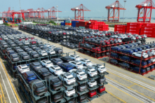 Xe điện chờ xuất cảng của hãng BYD được xếp chồng lên nhau tại bến container quốc tế của cảng Thái Thương ở cảng Tô Châu, tỉnh Giang Tô phía đông Trung Quốc ngày 11/09/2023. (Ảnh:  -/AFP qua Getty Images)