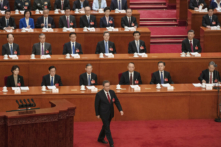 Thủ tướng Trung Quốc Lý Cường (giữa) bước lên sân khấu trước khi đọc bài diễn văn tại phiên khai mạc Đại hội đại biểu Nhân dân toàn quốc (NPC), tại Đại lễ đường Nhân dân ở Bắc Kinh, Trung Quốc vào ngày 05/03/2024. (Ảnh: Kevin Frayer/Getty Images)