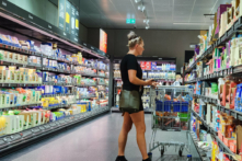 Một người phụ nữ mua sắm trong siêu thị Aldi ở Albany, Tây Úc, hôm 01/02/2024. (Ảnh: Susan Mortimer/The Epoch Times)
