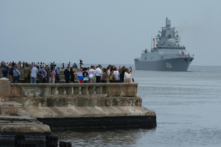 Người dân dõi theo chiến hạm Đô đốc Gorshkov thuộc hạm đội Nga khi con tàu này tiến vào cảng Havana, Cuba, hôm 12/06/2024. (Ảnh: Alexandre Meneghini/Reuters)
