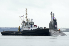 Một tàu kéo đang lai dắt tàu ngầm phi đạn hành trình có đầu đạn hạt nhân Kazan của Nga khi tàu này cập cảng Havana ở Cuba, hôm 12/06/2024. (Ảnh: Alexandre Meneghini/Reuters)