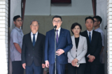 Thủ tướng Trung Hoa Dân Quốc (Đài Loan) Trác Vinh Thái (Cho Jung-tai) (đứng giữa) trấn an dư luận về vụ việc người đàn ông Trung Quốc đi tàu cao tốc cập bến vào Đài Bắc ngay trước Viện Lập pháp, hôm 11/06/2024. (Ảnh: Tống Bích Long/The Epoch Times)