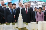 Tổng thống Nga Vladimir Putin tham quan một hội chợ thương mại Nga-Trung Quốc ở thành phố vùng đông bắc Cáp Nhĩ Tân hôm 17/05/2024. (Ảnh: Mikhail Metzel/POOL/AFP qua Getty Images)