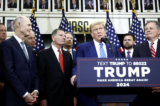 Cựu Tổng thống Donald Trump và là ứng cử viên tổng thống của Đảng Cộng Hòa, bên cạnh là các đảng viên Đảng Cộng Hòa tại Thượng viện, trình bày trước giới báo chí tại tòa nhà Ủy ban Thượng viện Đảng Cộng Hòa Quốc gia ở Hoa Thịnh Đốn, hôm 13/06/2024. (Ảnh: Anna Moneymaker/Getty Images)