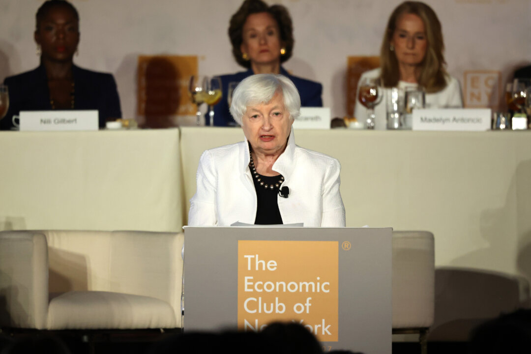 Bộ trưởng Ngân khố Janet Yellen nói trong một sự kiện của Câu lạc bộ Kinh tế New York, hôm 13/06/2024. (Ảnh: Michael M. Santiago/Getty Images)