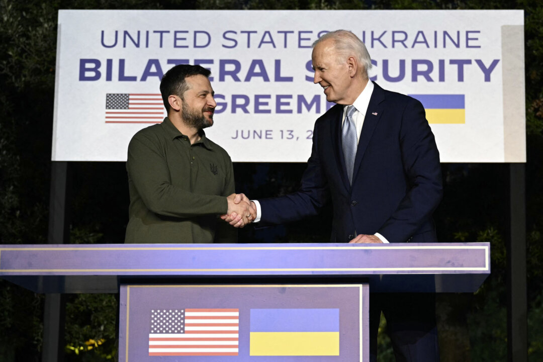 Tổng thống Joe Biden và Tổng thống Ukraine Volodymyr Zelensky (trái) bắt tay sau khi ký một thỏa thuận an ninh song phương bên lề Hội nghị thượng đỉnh G7 do Ý chủ trì tại vùng Apulia, hôm 13/06/2024. (Ảnh: Mandel Ngan/AFP qua Getty Images)