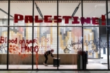 Một người biểu tình ủng hộ Palestine đẩy một chiếc tủ văn phòng nhỏ để sử dụng làm rào chắn tạm thời xung quanh Tòa nhà Dịch vụ Sinh viên của trường Đại học Tiểu bang California ở Los Angeles hôm 12/06/2024. (Ảnh: Etienne Laurent/AFP qua Getty Images)