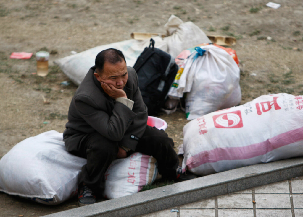 Một người lao động xa quê chờ gặp các nhà tuyển dụng tiềm năng tại Chợ Nhân lực quận Cẩm Giang ngày 17/02/2009 tại Thành Đô, tỉnh Tứ Xuyên, Trung Quốc. Trung Quốc đang phải đối mặt với tình hình việc làm khó khăn như trong năm 2009, thời điểm khi cuộc khủng hoảng tài chính toàn cầu tác động lên nền kinh tế nước này. (Ảnh: China Photos/Getty Images)