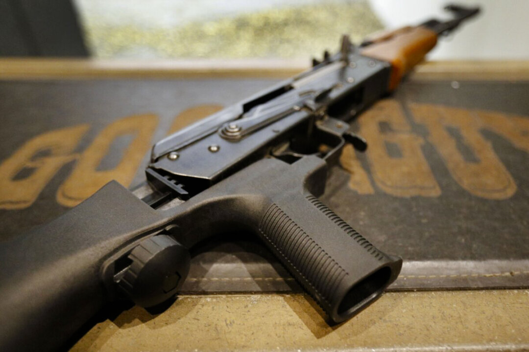 Một khẩu súng có gắn lẫy đạn (bump stock) AK-47 tại Good Guys Gun and Range ở Orem, Utah, vào ngày 21/02/2018. (Ảnh: George Frey/Getty Images)