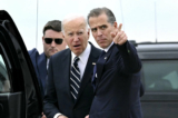 Tổng thống Joe Biden nói với con trai Hunter Biden khi đến Căn cứ Không Lực Vệ binh Quốc gia Delaware ở New Castle, Delaware, hôm 11/06/2024. (Ảnh: Andrew Caballero-Reynolds/AFP qua Getty Images)