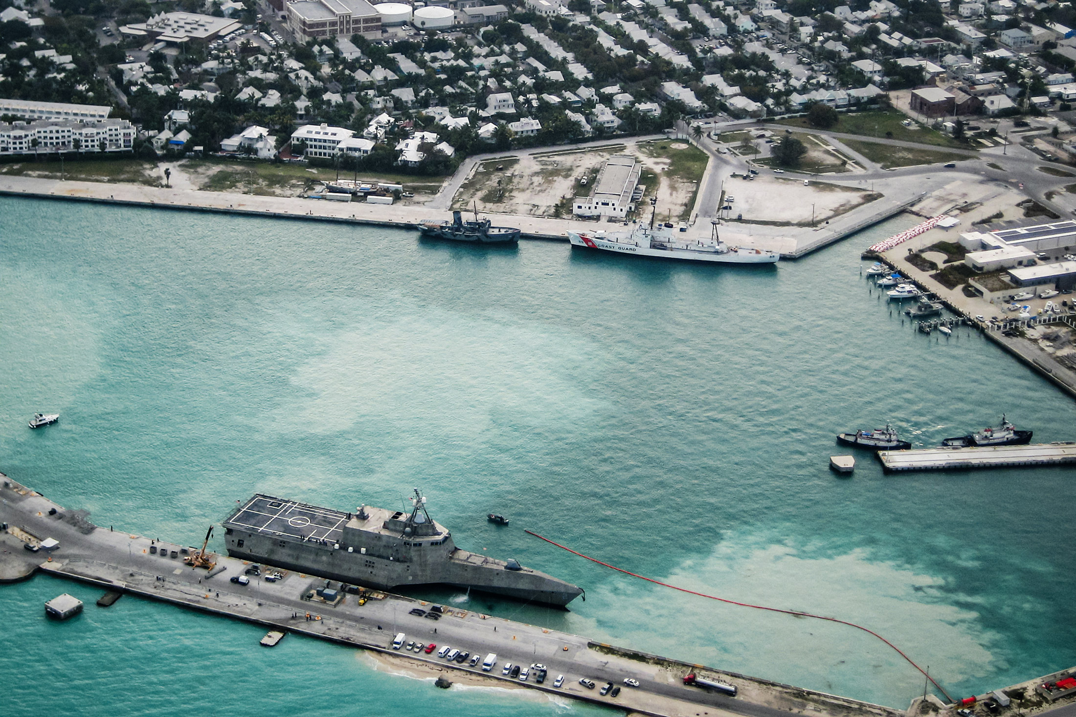 Các tàu Hải quân Hoa Kỳ cập cảng Trạm Không quân Hải quân Key West ở Key West, Florida, vào ngày 29/03/2010. Một đô đốc hải quân gần đây cho biết các công dân ngoại quốc đến từ Trung Quốc và Nga đã cố gắng xâm nhập các căn cứ Hải quân “hai hoặc ba lần một tuần.” (Ảnh: Nicholas Kontodiakos/Hải quân Hoa Kỳ qua Getty Images)