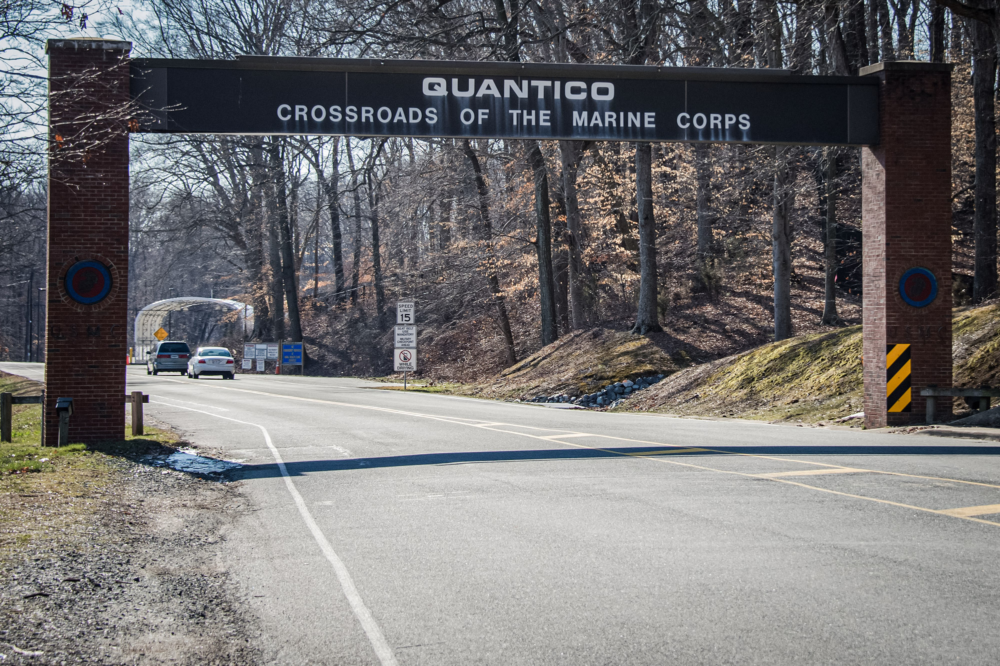 Cổng chính của Căn cứ Thủy quân lục chiến Hoa Kỳ ở Quantico, Virginia, vào ngày 22/03/2013. Hai công dân Jordan đã cố gắng đi vào căn cứ này hôm 03/05, và một trong số họ là người ngoại quốc nhập cư bất hợp pháp nằm trong danh sách theo dõi khủng bố. (Ảnh: Jim Watson/AFP qua Getty Images)