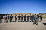 Một nhân viên bảo vệ biên giới bắt giữ một nhóm đông người nhập cư bất hợp pháp chủ yếu là người Trung Quốc đã vượt qua biên giới Hoa Kỳ-Mexico, tại Jacumba, California, hôm 06/06/2024. (Ảnh: Frederic J. Brown/AFP qua Getty Images)