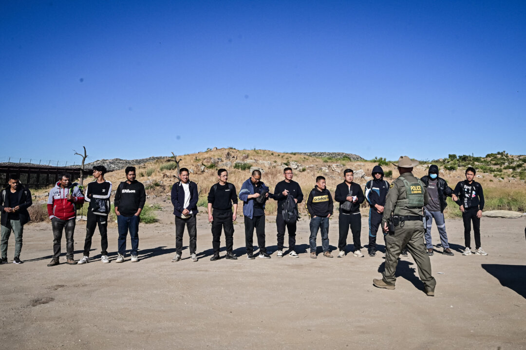 Một nhân viên bảo vệ biên giới bắt giữ một nhóm đông người nhập cư bất hợp pháp chủ yếu là người Trung Quốc đã vượt qua biên giới Hoa Kỳ-Mexico, tại Jacumba, California, hôm 06/06/2024. (Ảnh: Frederic J. Brown/AFP qua Getty Images)