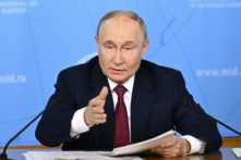 Tổng thống Nga Vladimir Putin gặp ban lãnh đạo Bộ Ngoại giao Nga tại Moscow hôm 14/06/2024. (Ảnh: Natalia Kolesnikova/AFP qua Getty Images)