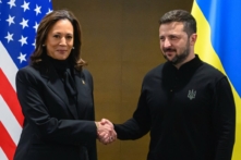 Phó Tổng thống Kamala Harris (trái) bắt tay Tổng thống Ukraine Volodymyr Zelensky trong một cuộc gặp bên lề Hội nghị thượng đỉnh về hòa bình ở Ukraine, tại khu nghỉ dưỡng sang trọng Burgenstock, gần Lucerne, Thụy Sĩ, hôm 15/06/2024. (Ảnh: Alessandro Della Valle/ Pool/AFP qua Getty Images)