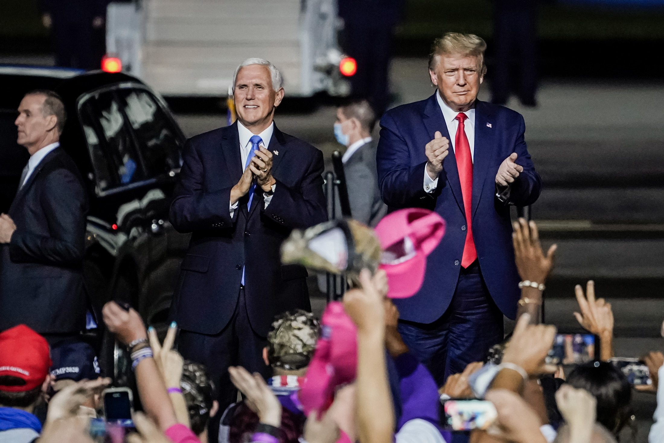 Tổng thống Donald Trump và Phó Tổng thống Mike Pence đến tham dự một cuộc vận động tranh cử tại Phi trường Quốc tế Newport News/Williamsburg ở Newport News, Virginia, vào ngày 25/09/2020. (Ảnh: Drew Angerer/Getty Images)