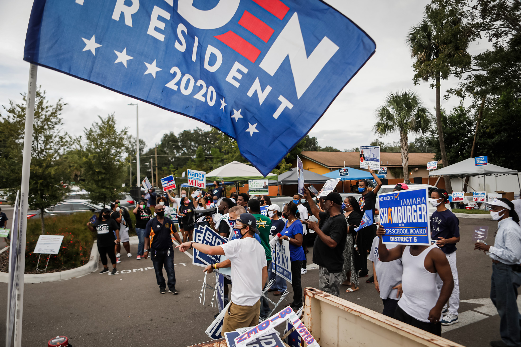 Hàng chục người tham dự sự kiện Souls to the Polls của Hiệp hội Quốc gia vì Sự tiến bộ của Người da màu (NAACP) chi nhánh Quận Hillsborough ở Tampa, Florida, vào ngày 01/11/2020. (Ảnh: Octavio Jones/Getty Images)