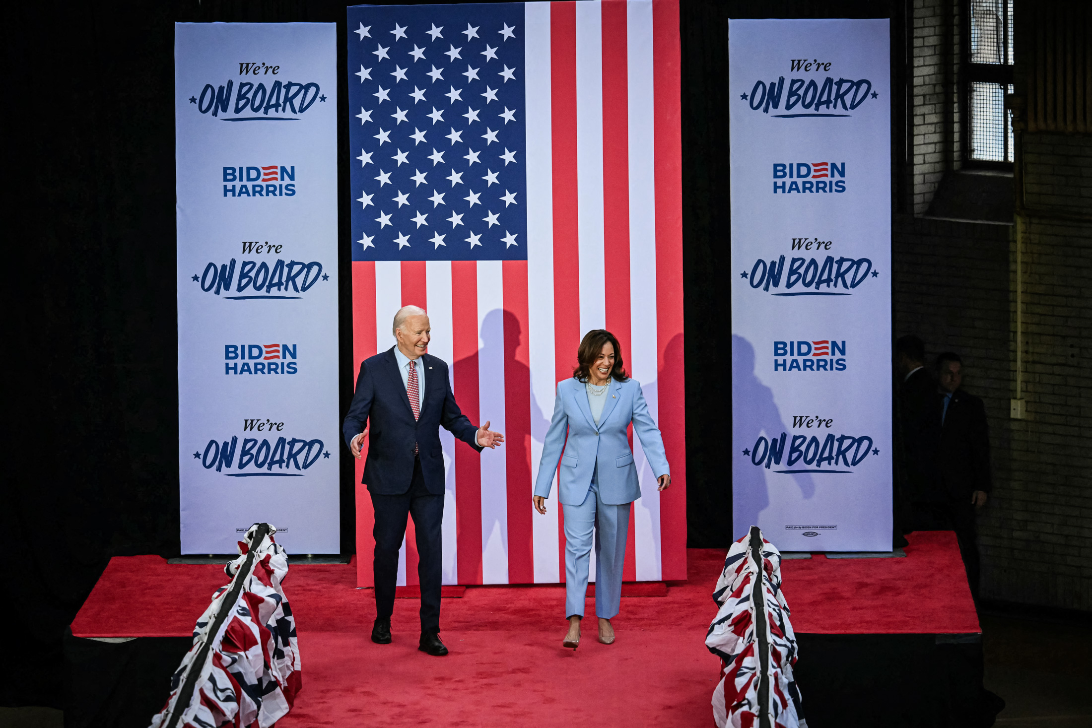 Tổng thống Joe Biden và Phó Tổng thống Kamala Harris đến diễn thuyết tại một sự kiện tranh cử ở Philadelphia, hôm 29/05/2024. (Ảnh: Mandel Ngan/AFP qua Getty Images)