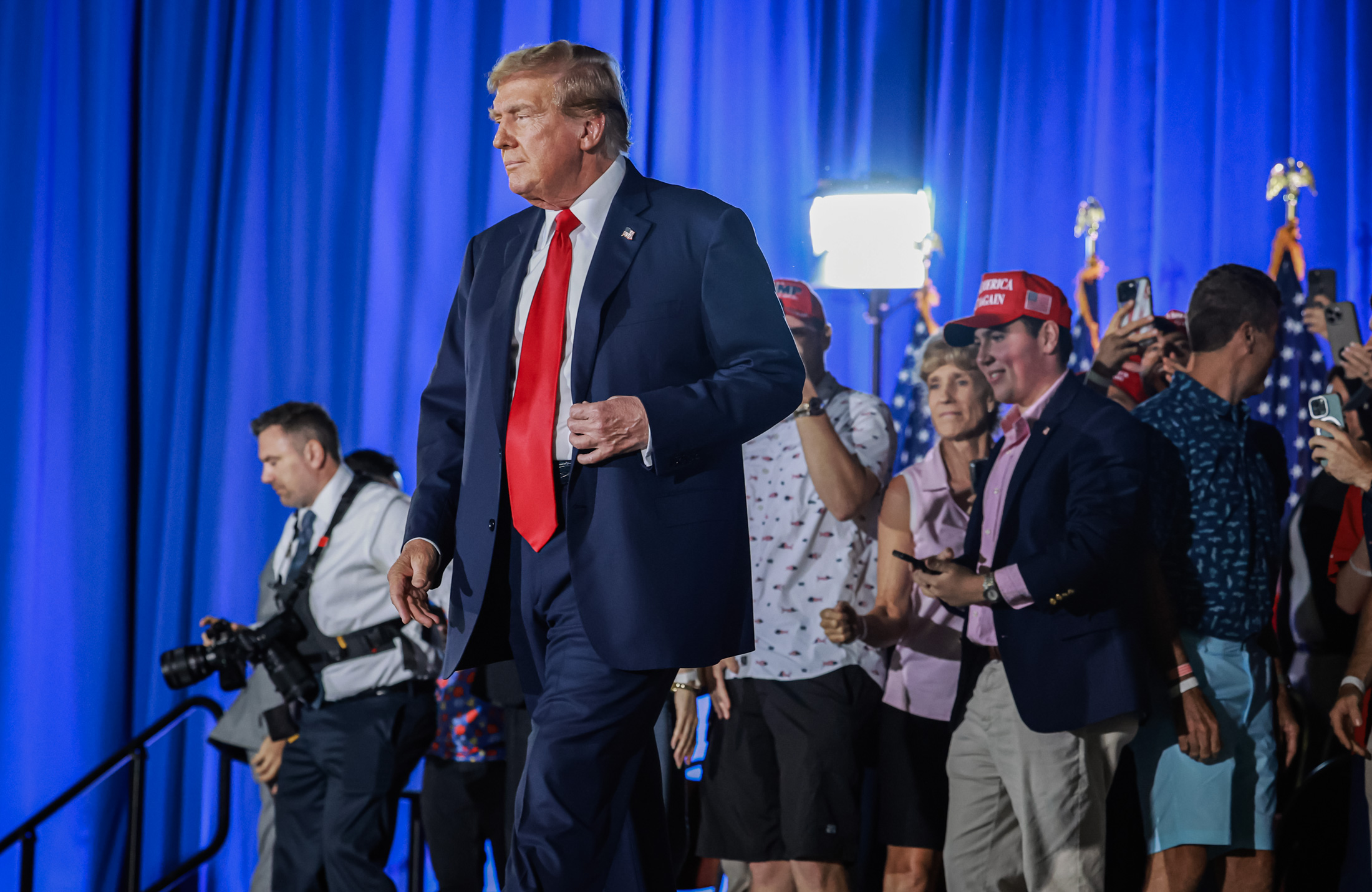 Cựu Tổng thống Donald Trump đến trò chuyện tại Trung tâm Hội nghị Palm Beach ở West Palm Beach, Florida, hôm 14/06/2024. (Ảnh: Joe Raedle/Getty Images)