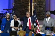 Ứng cử viên tổng thống của Đảng Cộng Hòa và là cựu Tổng thống Donald Trump (giữa) tham gia một hội nghị bàn tròn cộng đồng tại Nhà thờ 180 ở Detroit, Michigan, hôm 15/06/2024. (Ảnh: Jim Watson/AFP qua Getty Images)