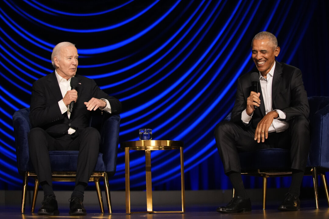 Tổng thống Joe Biden nói chuyện với cựu Tổng thống Barack Obama trong một cuộc vận động tranh cử tại Nhà hát Peacock ở Los Angeles, hôm 15/06/2024. (Ảnh: Alex Brandon/AP Photo)