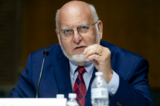 Tiến sỹ Robert Redfield, giám đốc Trung tâm Kiểm soát và Phòng ngừa Dịch bệnh (CDC), làm chứng trong phiên điều trần của Tiểu ban Phân bổ ngân sách Thượng viện Hoa Kỳ tại Capitol Hill ở Hoa Thịnh Đốn, vào ngày 02/07/2020. (Ảnh: Saul Loeb/Pool/Getty Images)