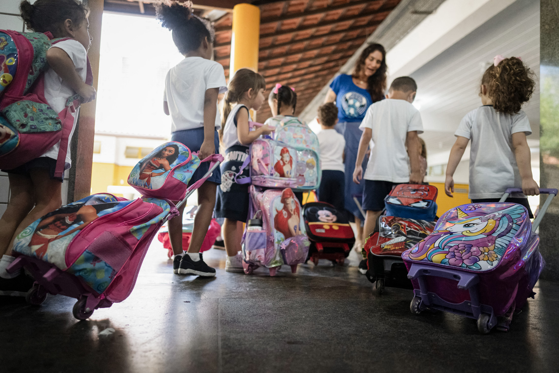 Học sinh rời trường sau khi ăn trưa tại Trường Thành phố Burle Marx ở Rio de Janeiro hôm 04/04/2024. Một báo cáo năm 2020 cho thấy 60% người Brazil trưởng thành từ 25 tuổi trở lên chưa bao giờ học hết cấp hai. (Ảnh: Pablo Porciuncula/AFP qua Getty Images)