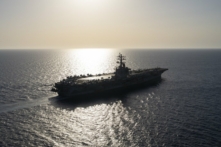 Hàng không mẫu hạm USS Dwight D. Eisenhower di chuyển trên Hồng Hải hôm 12/06/2024. (Ảnh: Bernat Armangue/AP Photo)