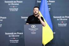 Tổng thống Ukraine Volodymyr Zelensky diễn thuyết trong cuộc họp báo bế mạc Hội nghị thượng đỉnh về Hòa bình ở Ukraine tại Lucerne, Thụy Sĩ, hôm 16/06/2024. (Ảnh: Sedat Suna/Getty Images)
